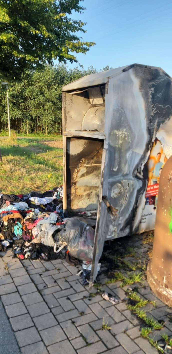 Der zerstörte Altkleidercontainer in Bevern. 