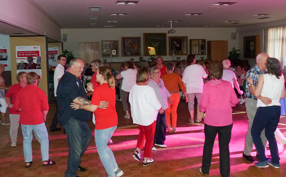 Gute Stimmung mit Tanz und Musik bei der Dankesfeier für das Ehrenamt des DRK-Kreisverbandes Weserbergland e.V.