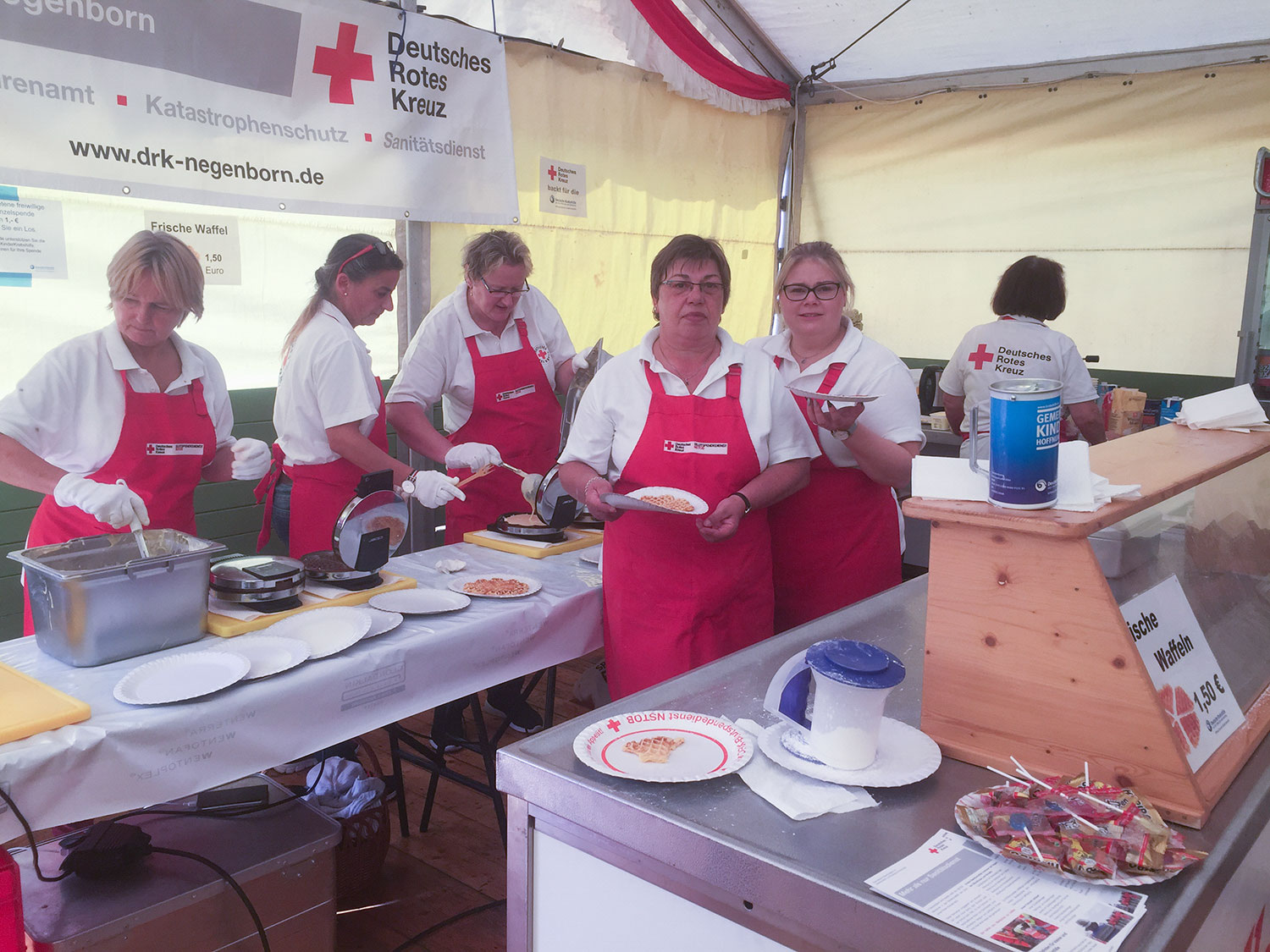 Die DRK-Gruppe aus Negenborn beim Waffelbacken. 